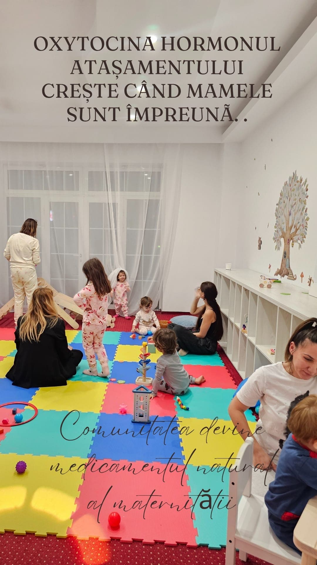 Mame și copii adunați împreună într-o sesiune de joacă