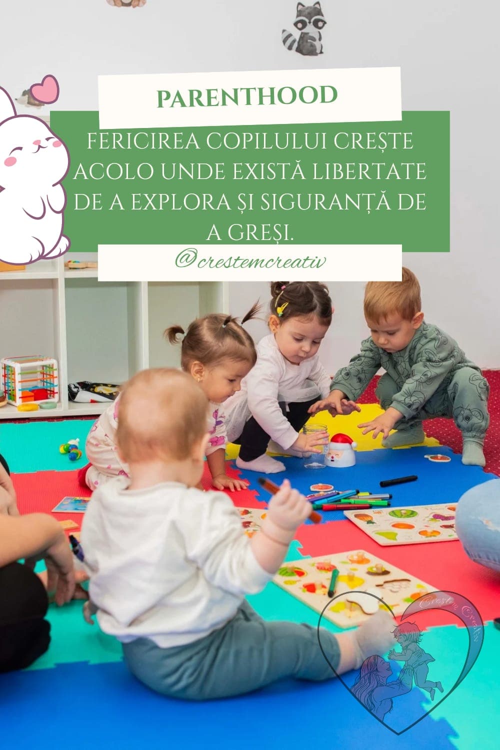 Mai mulți copii mici se joacă împreună pe salteaua colorată