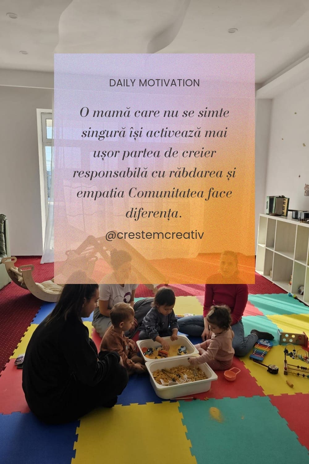 Copii care explorează o tavă senzorială alături de mame