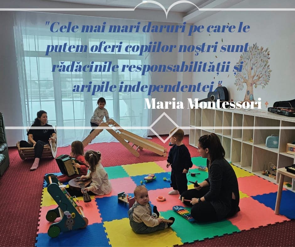 Sală de joacă Montessori cu mame și copii, rampă Pikler și jucării din lemn