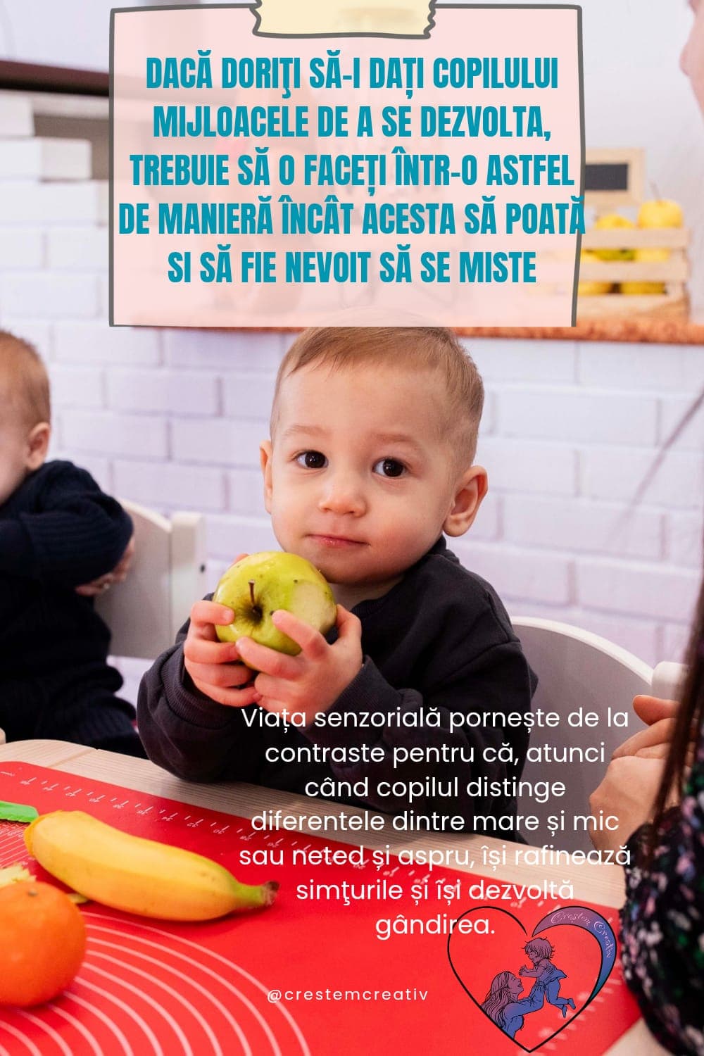 Copil care ține un măr verde la o activitate senzorială
